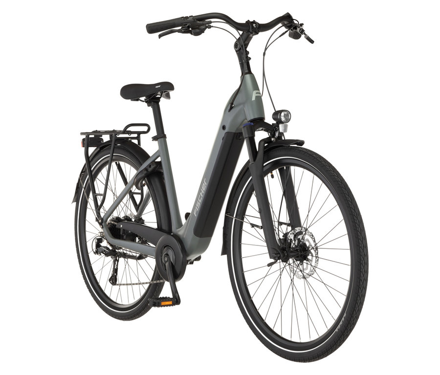 Graues FISCHER City E-Bike CITA MOVE mit Gepäckträger, Sattel, Lenker und Vorder- und Rücklicht vor weißem Hintergrund.