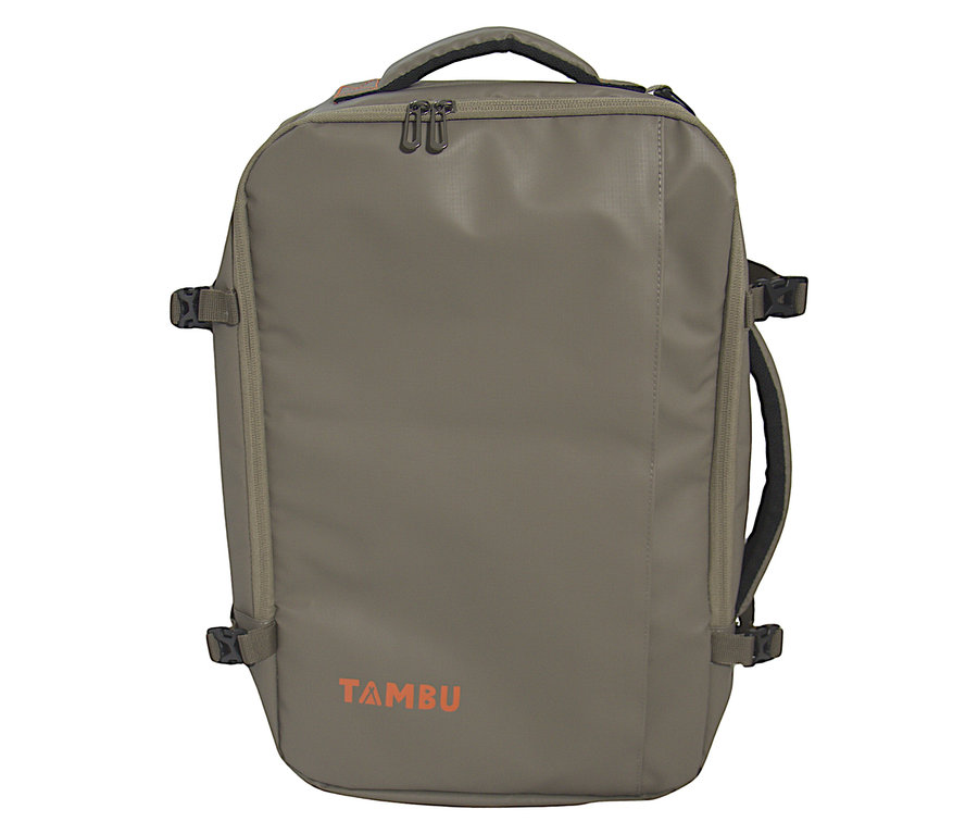 Nahaufnahme des Tambu Outdoor-Rucksacks »JATRI 30« in Khaki mit Tragegriff, Reißverschlüssen und orangefarbenem Logo.
