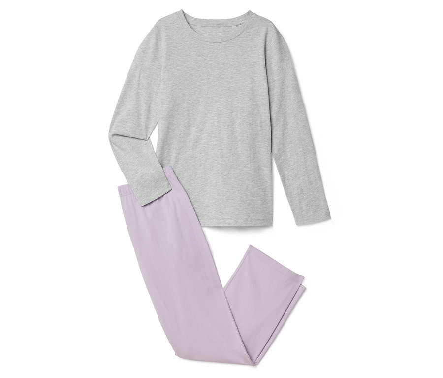 Ein hellgraues Langarmshirt und eine hellviolette Pyjamahose liegen flach auf weißem Hintergrund.