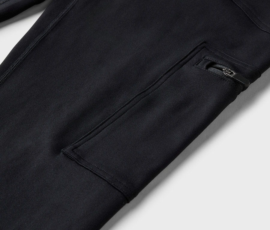 Nahaufnahme einer schwarzen Hose mit einer Reißverschlusstasche.