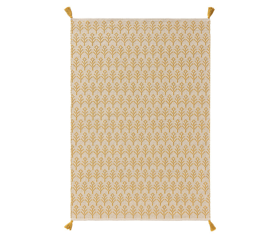 Ein beiger Teppich mit einem sich wiederholenden goldenen Blattmuster und Quasten an den Ecken.