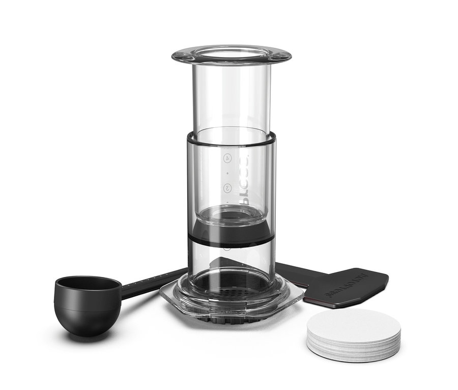 AeroPress Kaffeebereiter mit Zubehör auf weißem Grund.