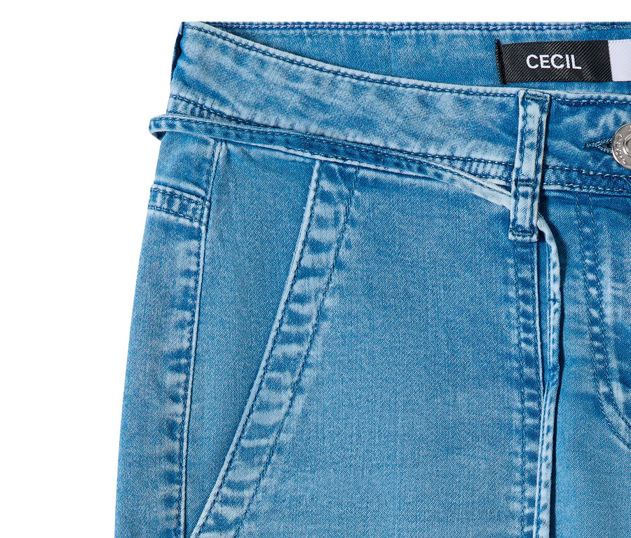 Nahaufnahme einer hellblauen, verwaschenen CECIL Jeans »Neele«, die den Bund, Gürtelschlaufen und markante vertikale Nähte auf der Vorderseite zeigt. Ein weißes CECIL-Markenetikett ist rechts am Bund zu sehen.