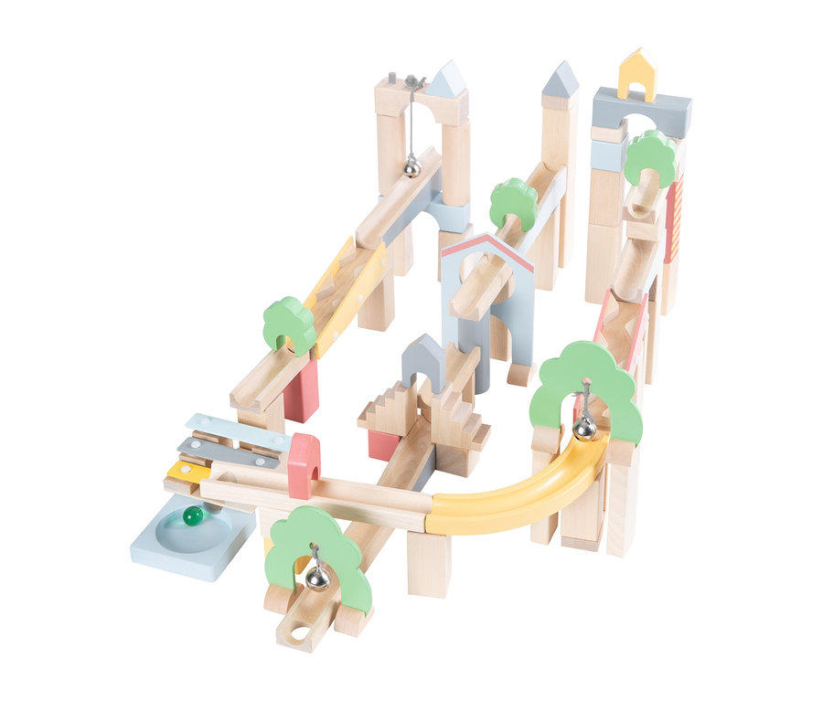 Eine komplexe Kugelbahn aus hellen Holzblöcken und Rampen in Pastellfarben, mit Türmen, Bögen, einem Xylophon-Element, einer grünen Kugel in einer Mulde und hängenden silbernen Glocken.