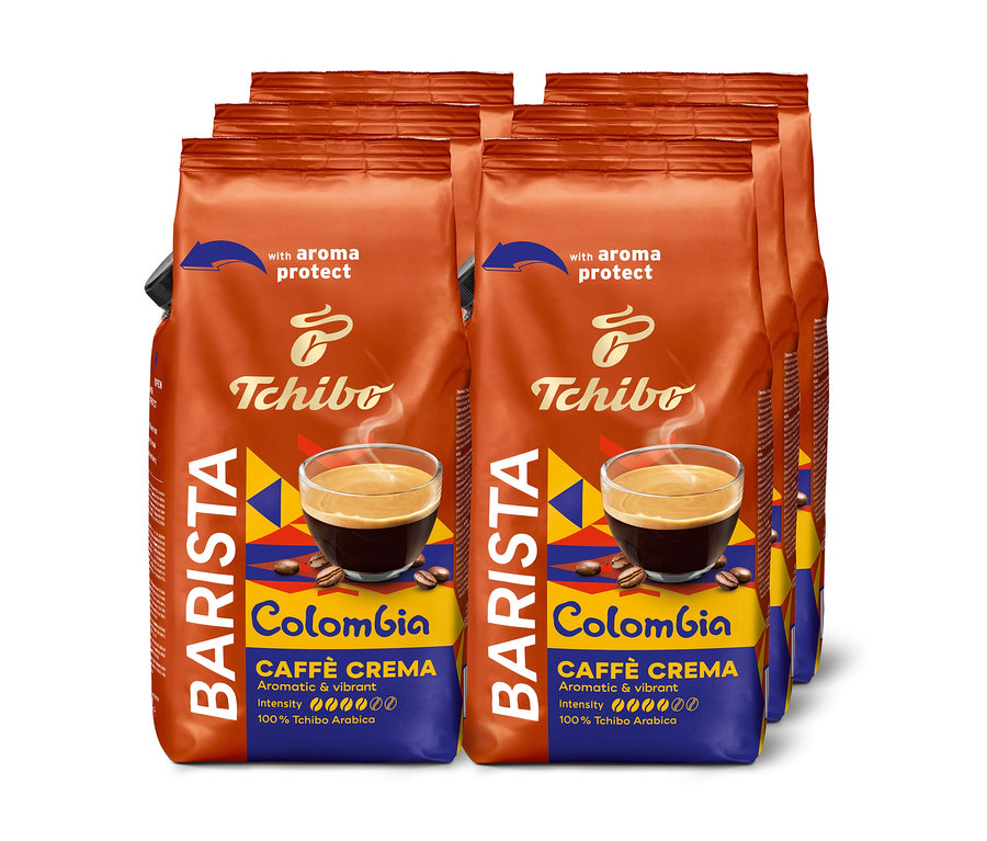 Mehrere Packungen Tchibo Barista Colombia Caffe Crema Kaffeebohnen stehen aufgereiht.