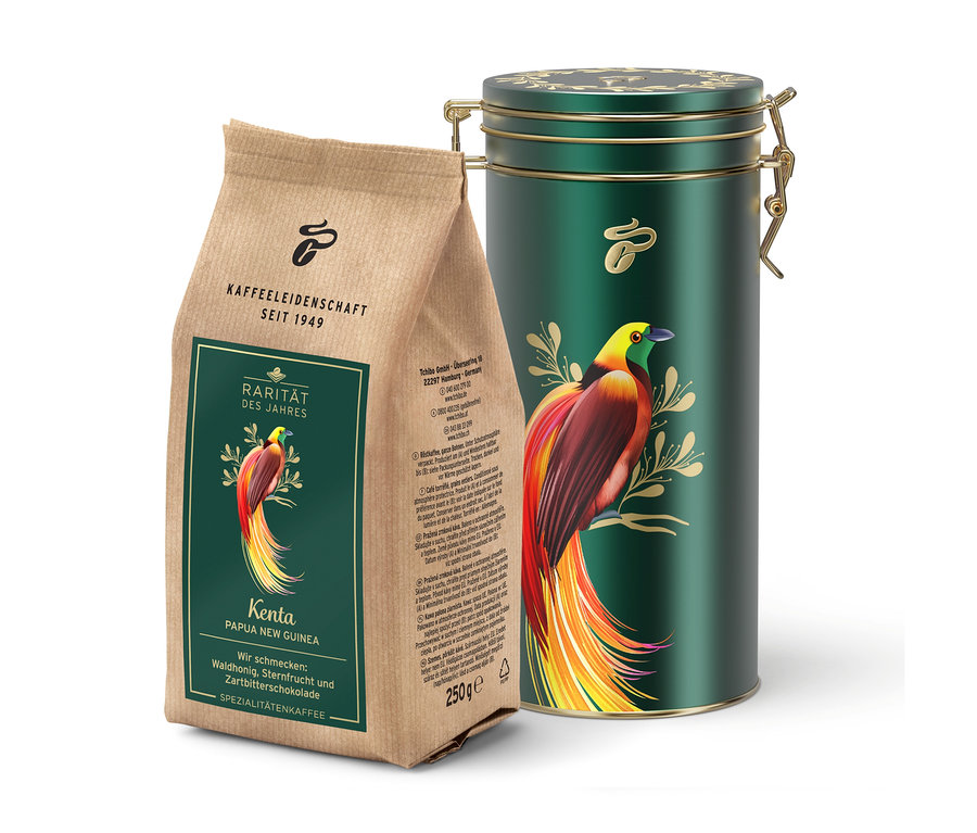 Eine Kaffeetüte und eine Dose „Rarität »Kenta Papua-Neuguinea«“ stehen nebeneinander.