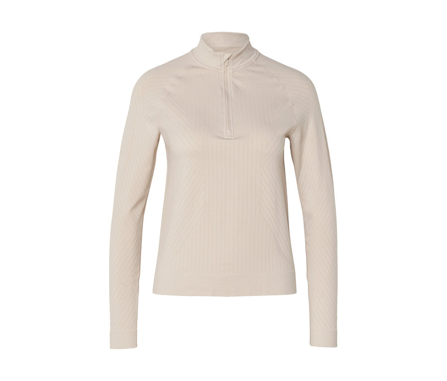 Helles beiges Langarmshirt mit Stehkragen und kurzem Reißverschluss, vertikaler Rippenstruktur und dezenten geometrischen Mustern auf Brust und Seiten.