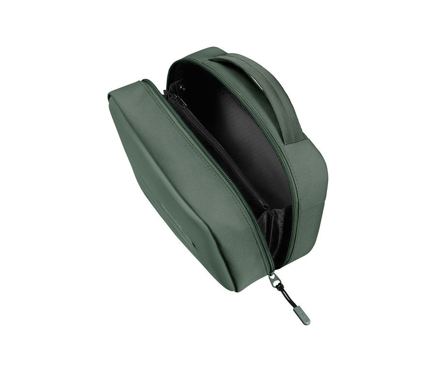Dunkelgrüner Samsonite STACKD Toilet Kit Weekender, teilweise geöffnet, zeigt sein Hauptfach, eine interne Reißverschlusstasche aus Netzstoff und einen Tragegriff.