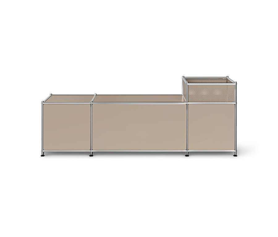 Modulares Sideboard mit silbernem Metallrahmen und beigen Paneelen. Die rechte Sektion hat einen perforierten, korbähnlichen Aufsatz.