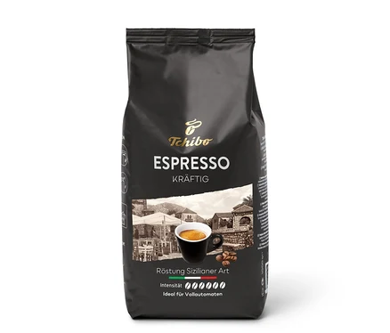 Schwarze Packung Tchibo Espresso Kräftig mit 1 kg ganzen Bohnen, darauf eine Espressotasse, Kaffeebohnen und eine sizilianische Straßenszene.