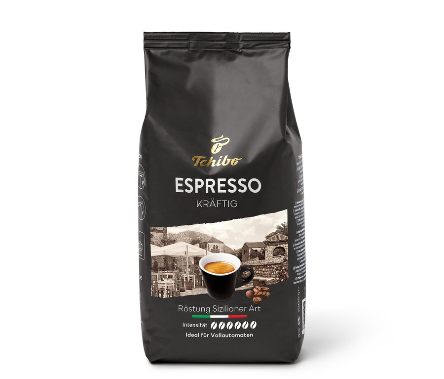 Schwarze Packung Tchibo Espresso Kräftig mit 1 kg ganzen Bohnen, darauf eine Espressotasse, Kaffeebohnen und eine sizilianische Straßenszene.