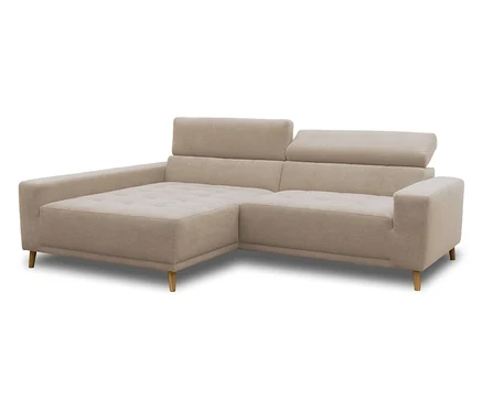 Beiges L-förmiges Sofa mit verstellbaren Kopfstützen, getufteter Sitzfläche auf der Recamiere und hellen Holzbeinen vor weißem Hintergrund.