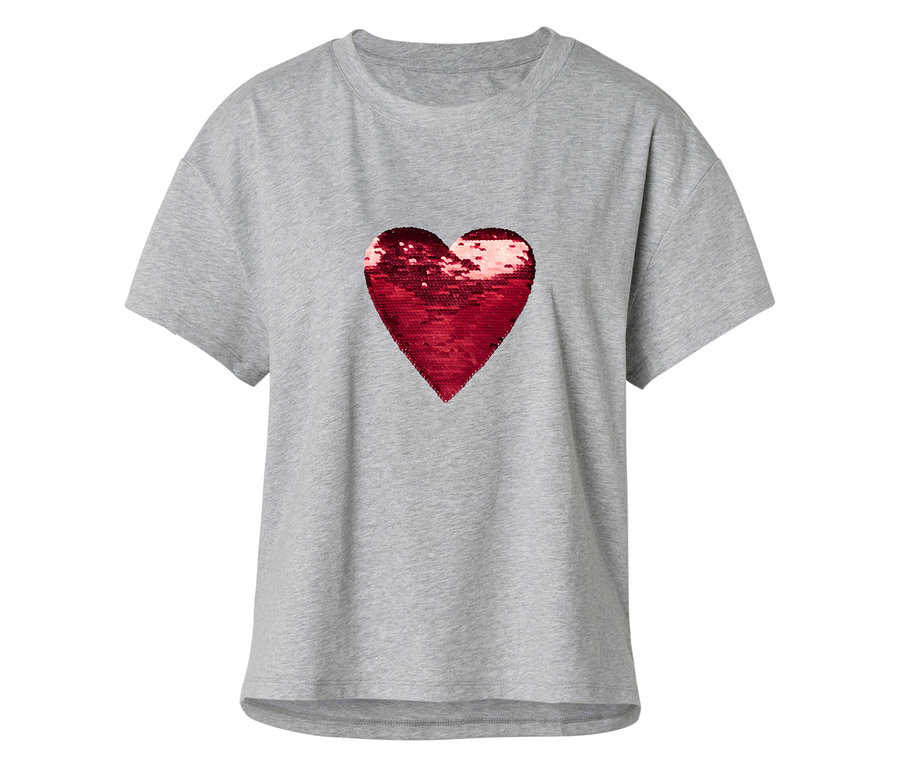 Graues Sportshirt mit einem roten Paillettenherz auf der Vorderseite.
