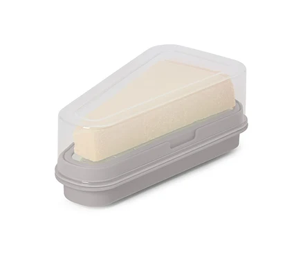 Ein Stück Käse in einer grauen Käseglocke mit transparentem Deckel.