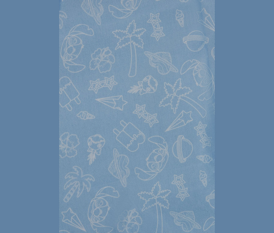 Hellblauer Stoff mit einem sich wiederholenden Muster aus weißen Umrisszeichnungen von Palmen, Eis, Eis am Stiel, Blumen, Sternen, einem Cartoon-Alien, einem Planeten, einer Rakete und einem Sonnenhut.