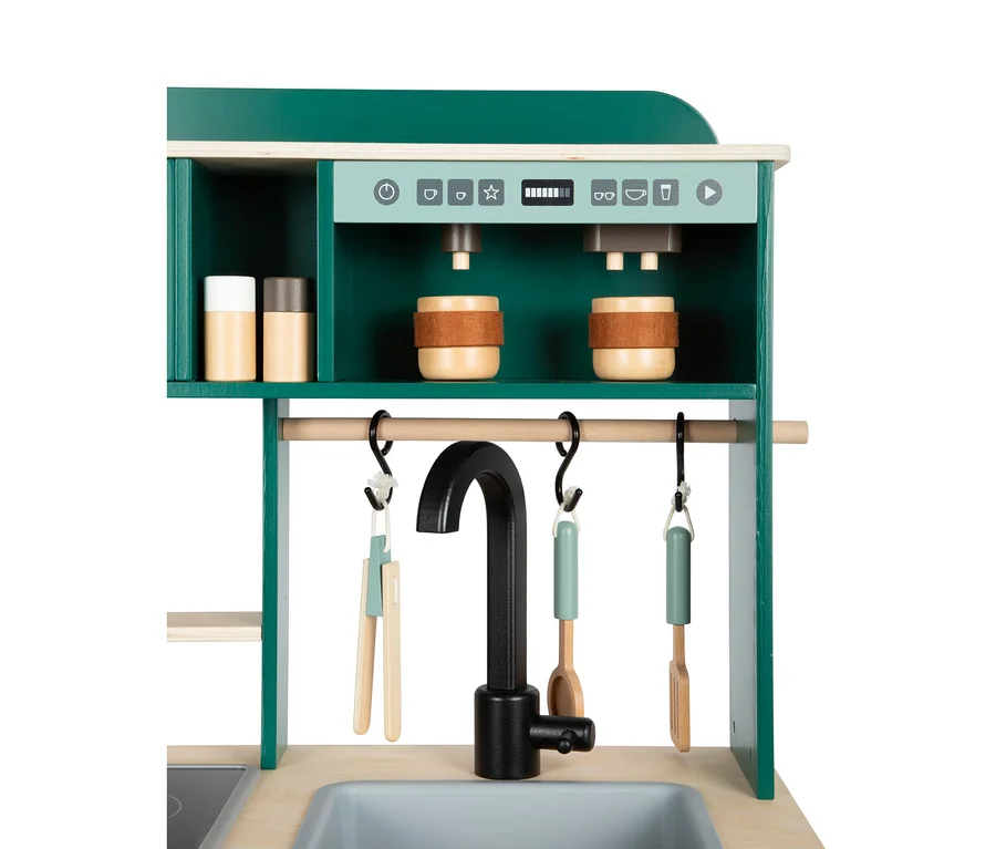 Spielzeugküche aus Holz in Grün und Naturholz mit Kaffeemaschine, Spüle, schwarzem Wasserhahn und hängenden Küchenutensilien.