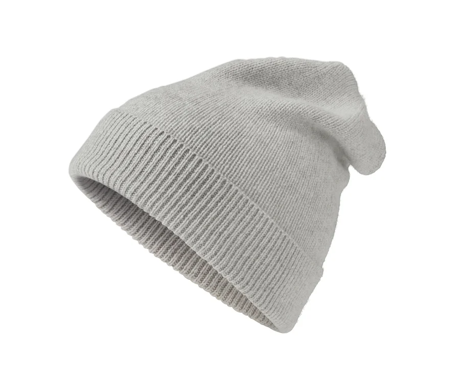 Eine hellgraue Strickmütze mit Kaschmir.