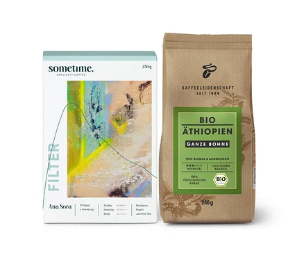 Eine Packung sometime. Specialty Coffee Filter Ana Sora und eine Packung Bio Äthiopien Ganze Bohne Kaffee stehen nebeneinander.