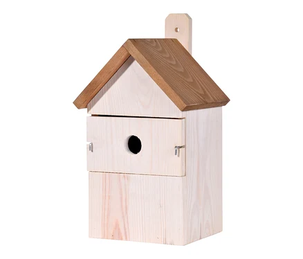 Helles Vogelhaus aus Holz mit dunklerem braunem Dach, einem runden Eingangsloch und einer abnehmbaren Vorderseite, vor weißem Hintergrund.