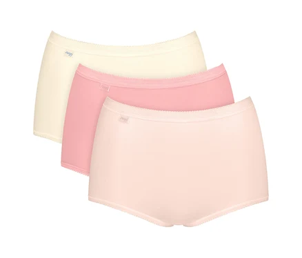 Drei sloggi Basic+ Maxi Slips in Creme, Rosa und Hellrosa, diagonal gestapelt.
