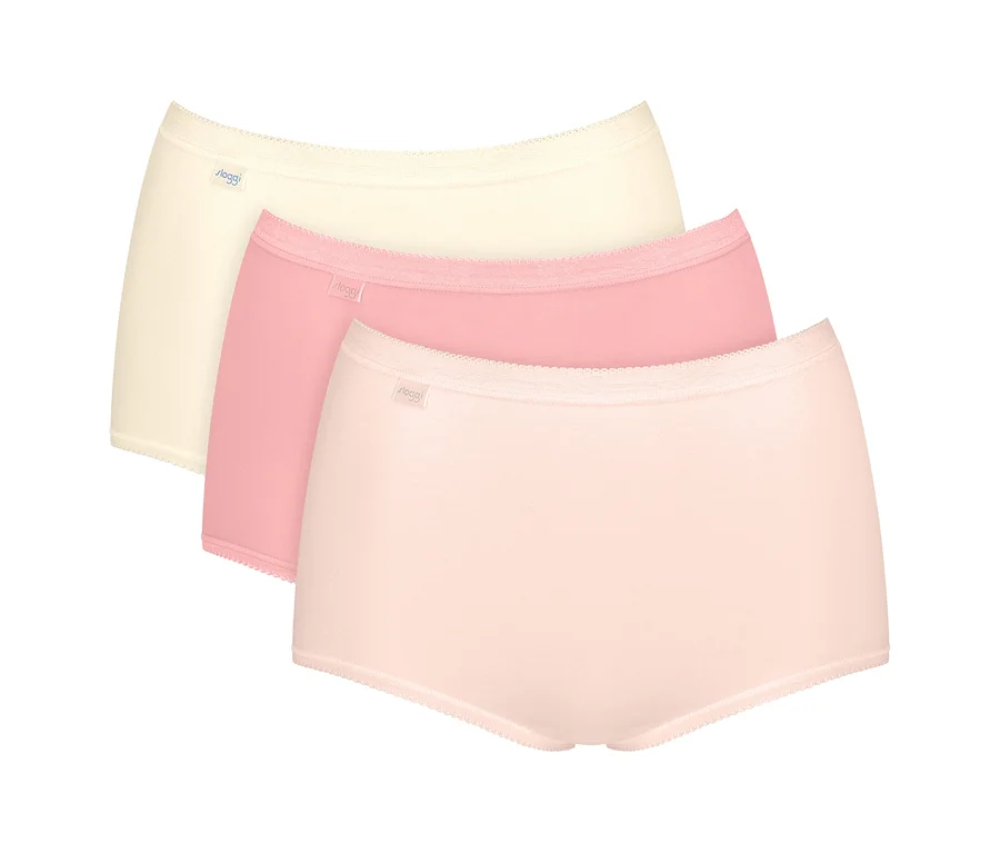 Drei sloggi Basic+ Maxi Slips in Creme, Rosa und Hellrosa, diagonal gestapelt.