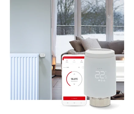 Weißer smarter Heizkörperthermostat auf Heizkörper und in Nahaufnahme, zeigt 22°C, gesteuert von Smartphone-App auf 16,0°C eingestellt.