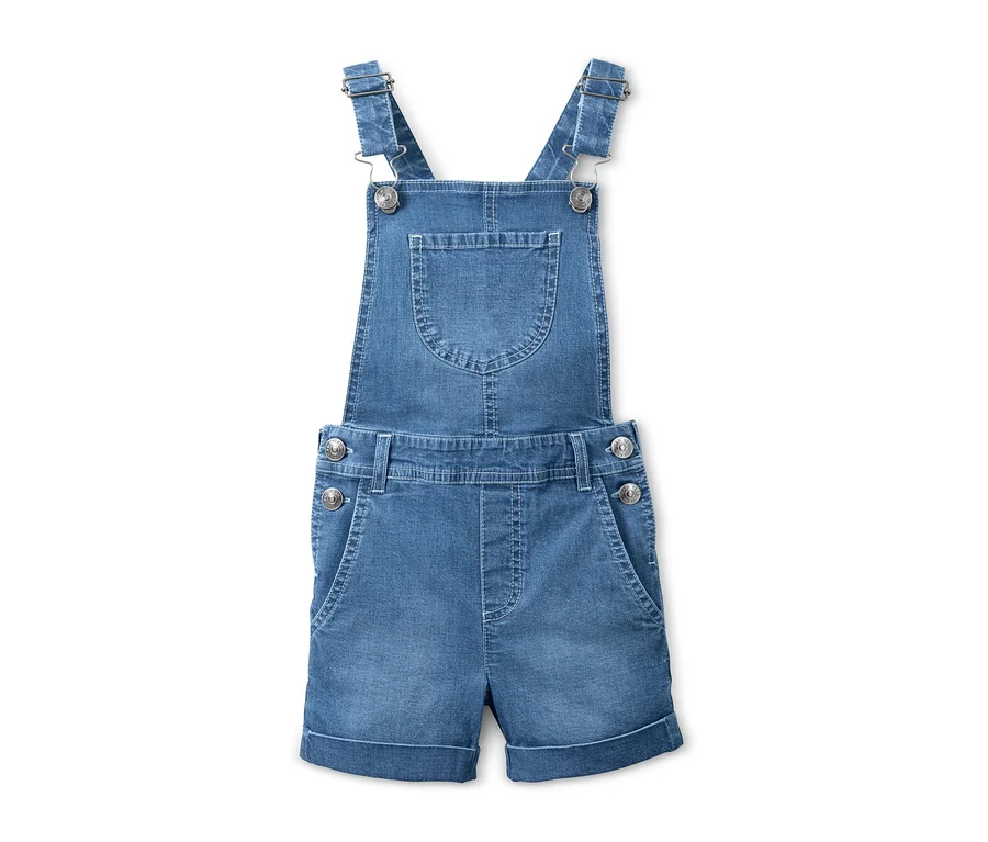 Jeans-Latzshorts auf weißem Hintergrund.