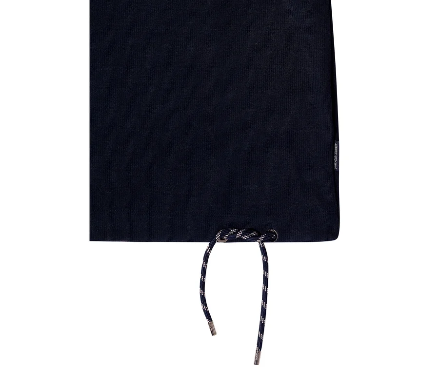 CECIL Shirt: Nahaufnahme des unteren Bereichs eines dunkelblauen, gerippten Shirts mit blau-weiß gestreiftem Kordelzug am Saum und einem „OWN YOUR JOURNEY“-Etikett.