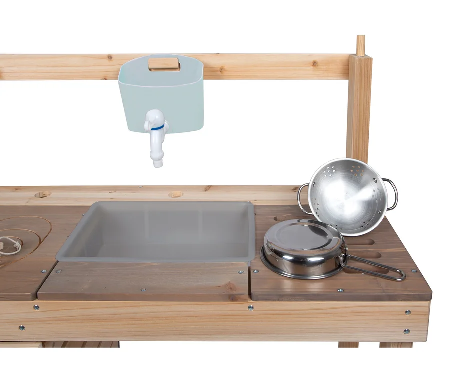 Nahaufnahme der small foot Matschküche und Kaufladen mit Spüle, Wasserhahn und Spielzeuggeschirr.