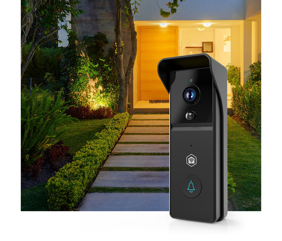 Schwarze Smart-Türklingel mit Kamera und blau beleuchtetem Knopf vor einem beleuchteten Hauseingang mit Gartenweg bei Nacht.