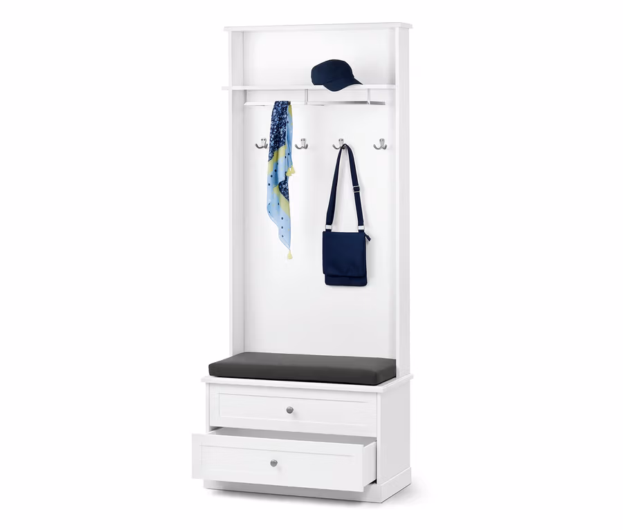 Weiße Garderobe mit Sitzbank, an der ein Schal und eine Tasche hängen. Auf dem oberen Regal liegt eine blaue Kappe.