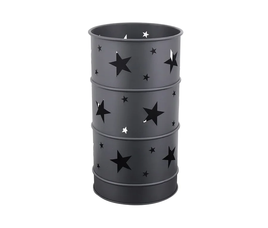 Eine schwarze Feuerstelle »Deko-Stern« mit Stern-Ausschnitten.