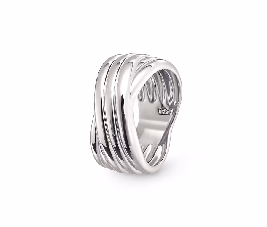 Detailansicht eines breiten Rings aus 925er Silber "Pure Collection".