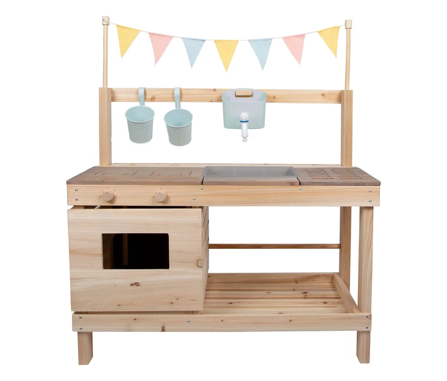 Die small foot Matschküche und Kaufladen aus Holz mit Spüle, Ofen und Hängevorrichtung für Zubehör.