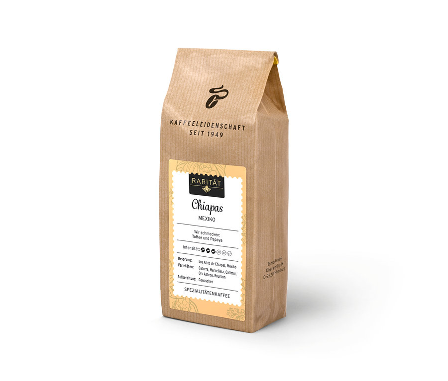 Stehende braune Papiertüte mit Rarität Chiapas Mexiko ganze Bohne Kaffee, mit gelbem Etikett, das Geschmacksnoten von Toffee und Papaya zeigt.