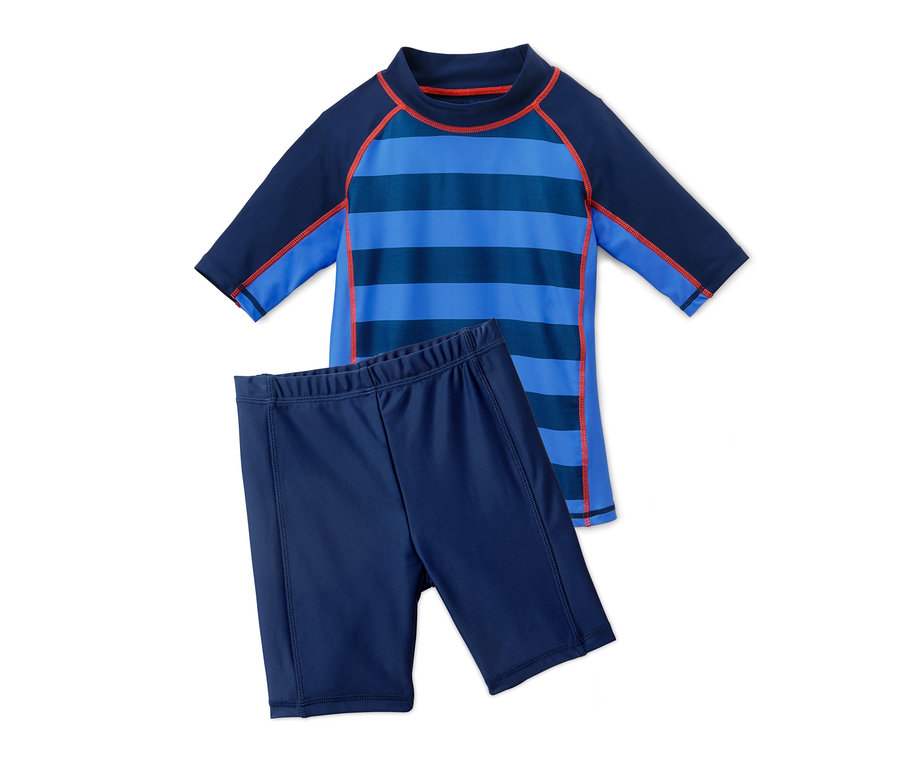 Blau-blaues UV-Schutz-Kombi mit einem gestreiften Oberteil und Shorts.