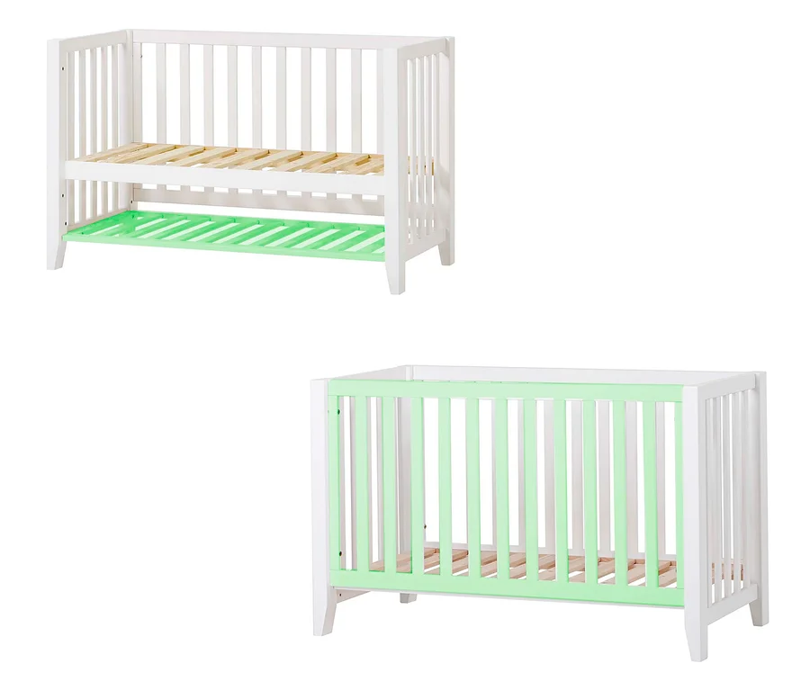 Zwei Hoppekids Babybetten "Anton", eines weiß mit Holzlattenrost, das andere weiß mit grünen Stäben.