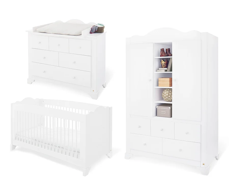 Kinderzimmer mit weißem Kinderbett, Kommode und Kleiderschrank. Breites Pinolino Kinderzimmer »Pino« sichtbar.