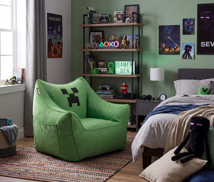 Ein grüner Roba Gaming Bean Bag und Lounger »Minecraft«, Creeper steht auf einem bunten Teppich in einem Gaming-Zimmer. Das Zimmer ist mit Minecraft-Postern, einem Regal voller Gaming-Merchandise und einem Bett mit passenden Plüschtieren dekoriert.