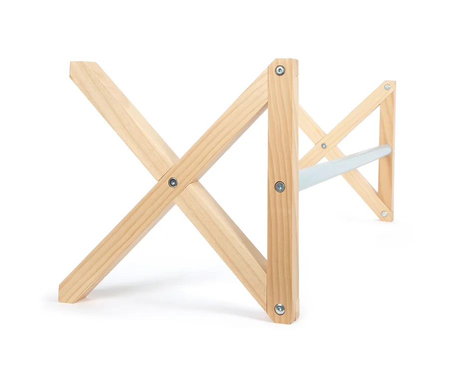 Detailaufnahme des small foot Cavaletti-Hindernis-Sets aus Holz mit blauer Stange auf weißem Hintergrund.