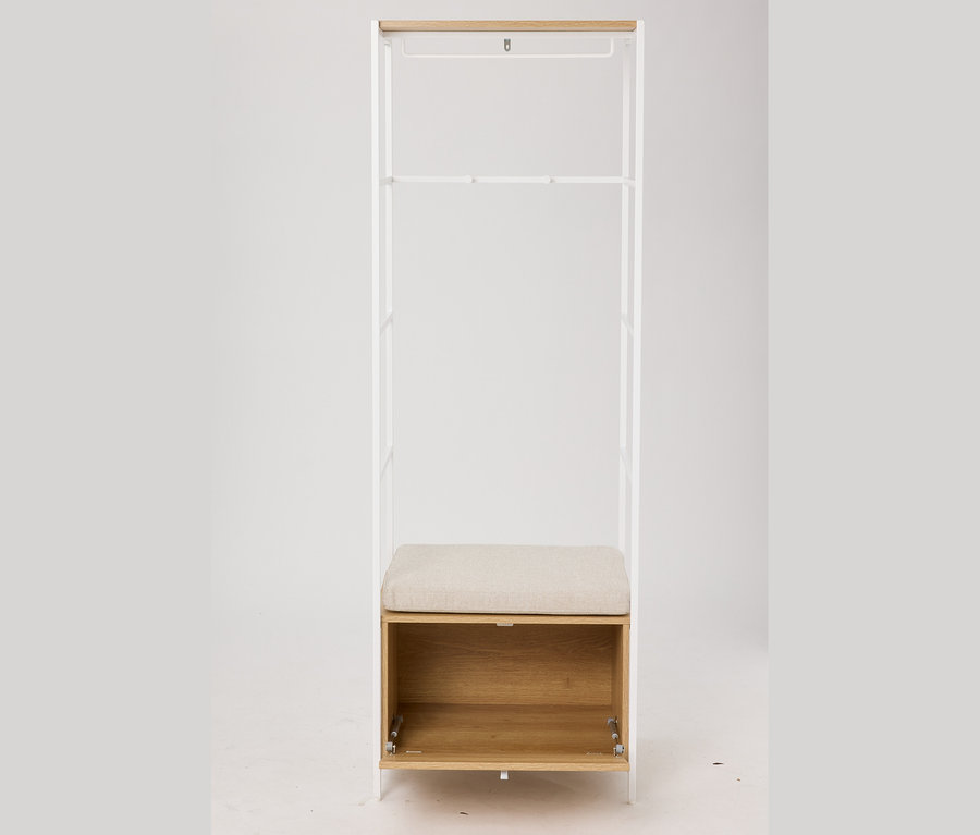 Weiße Garderobe »GRADE« mit Holzplatte, Sitzbank mit beigem Polster und offenem Fach, sowie Kleiderstange und Haken.