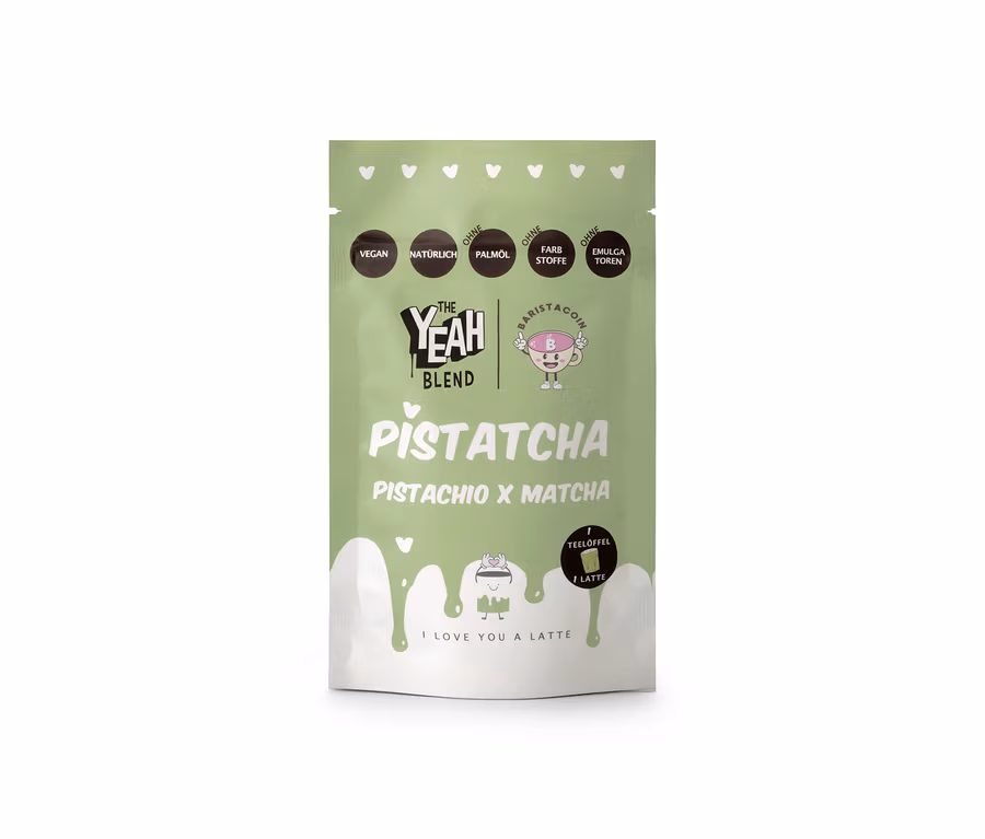 Eine hellgrüne Standbodenverpackung von The Yeah Blend - Pistatcha Matcha - 100 g. Die Packung zeigt Texte, die darauf hinweisen, dass sie vegan, natürlich und frei von Palmöl, Farbstoffen und Emulgatoren ist, zusammen mit einem 'Baristacoin'-Logo und einer Latte-Grafik mit dem Text 'I LOVE YOU A LATTE'.