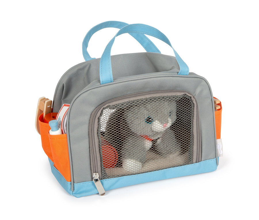 Graue Tasche mit blauen Griffen und small foot Katze mit Tasche und Pflege-Set darin, Zubehör in orangefarbener Tasche.