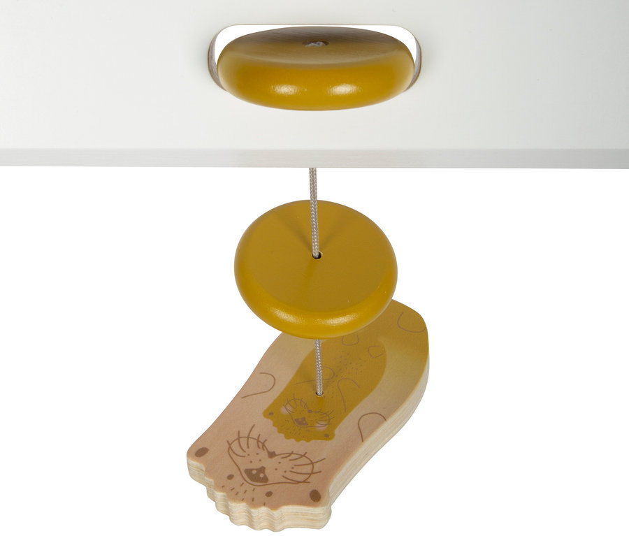 small foot Baby-Spielbogen »Seaside« mit Holzspielzeugen, die an einer weißen Struktur hängen.