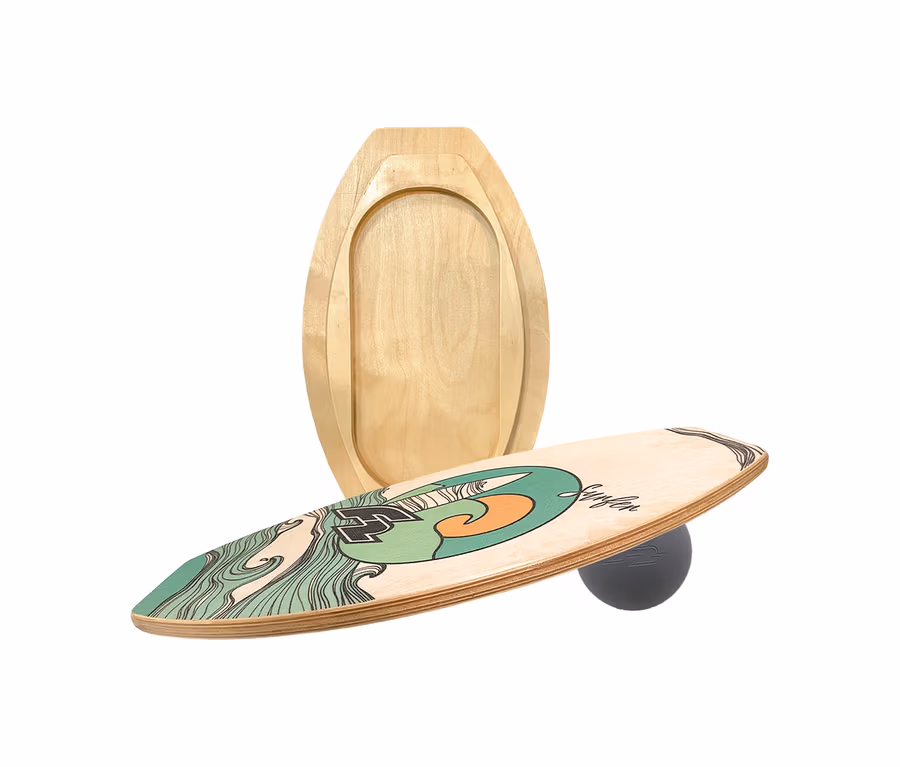 Ein helles F2 Balance Board Drop mit grünen und orangen Wellengrafiken liegt auf einem dunkelgrauen Ball, dahinter steht eine ovale Holzbasis.