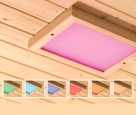 Detail einer Saunadecke mit installierter Karibu-Premium-LED-Farblichtanwendung, die in Violett leuchtet.