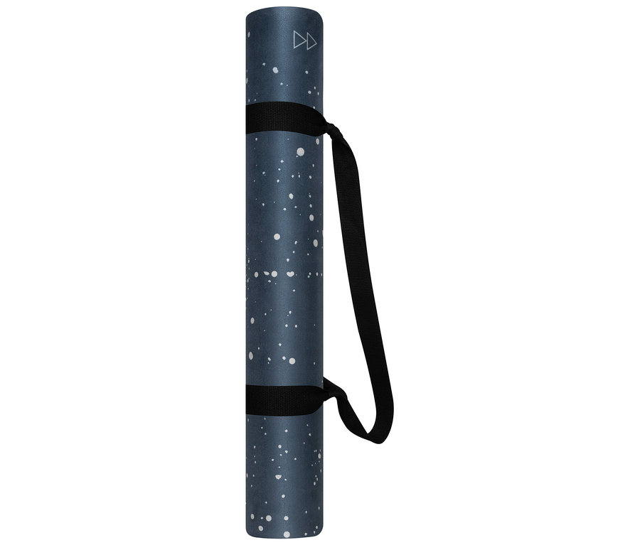 Eine zusammengerollte blaue Yogamatte mit weißem Sprenkelmuster und schwarzem Tragegurt.