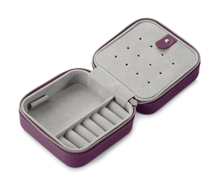 Geöffnetes kleines Schmuckkästchen in Lila mit grauem Innenraum.