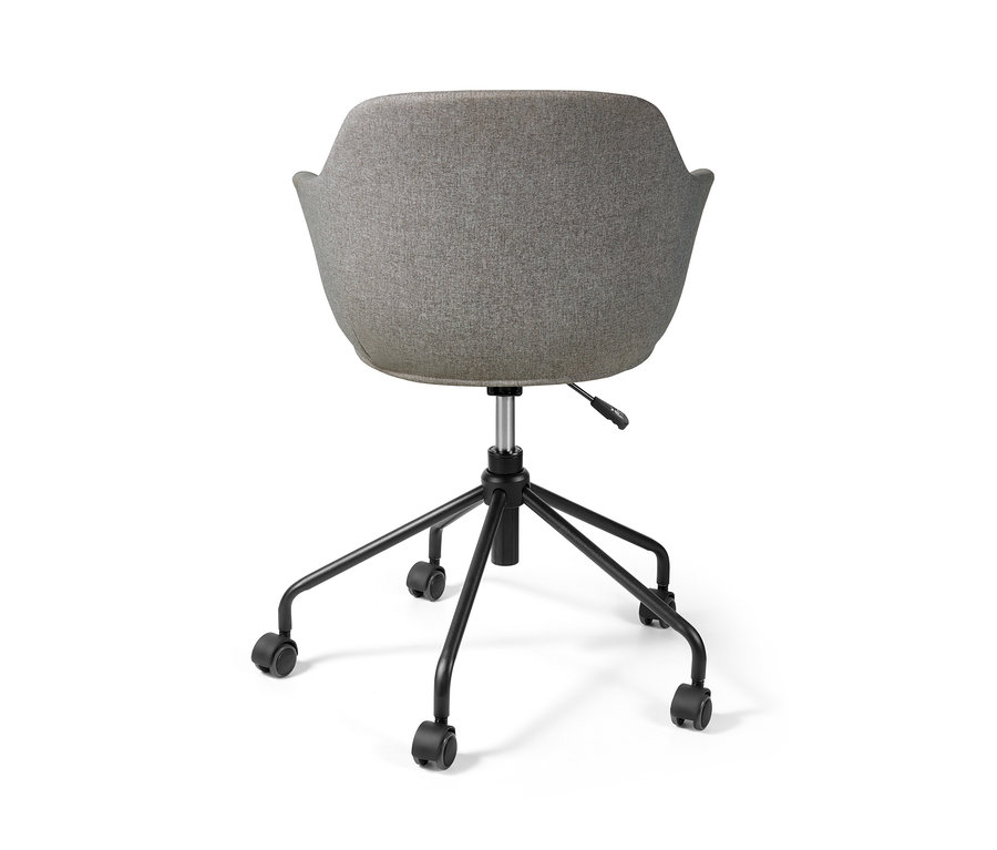 Detailansicht von hinten auf einen gepolsterten Schreibtischstuhl mit schwarzem Gestell und Rollen.