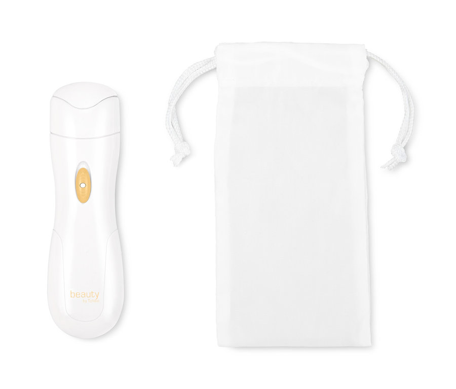 Zwei weiße Epilierer, zwei Bürsten und ein weißer Beutel.